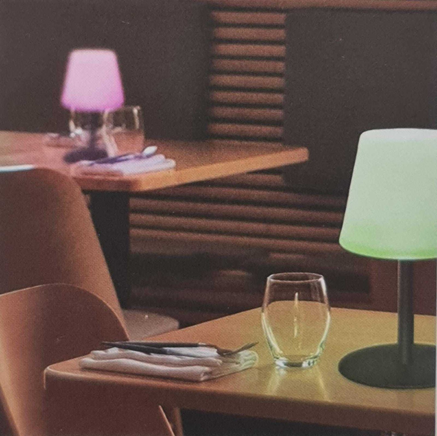 Alcapower Lampe de table LED portable avec technologie RGB+W, lampe lumineuse colorée rechargeable, entrée USB, lampe pour usage intérieur et extérieur
