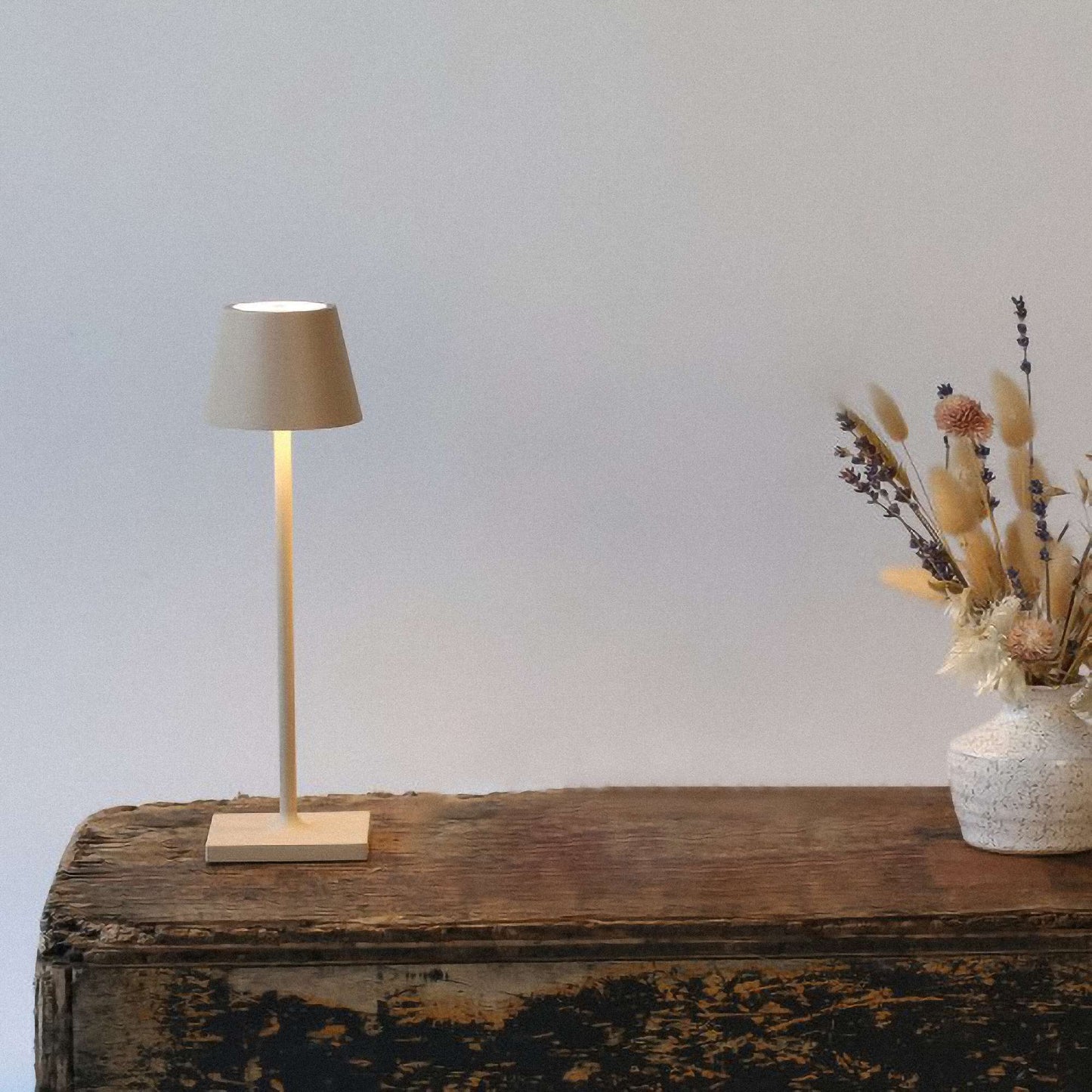 Kelù Chloé Ivoire Lampe de table LED sans fil rechargeable H38cm, variateur tactile 200 lumen, recharge sans fil, corps en aluminium ivoire, durée 9 heures, IP54