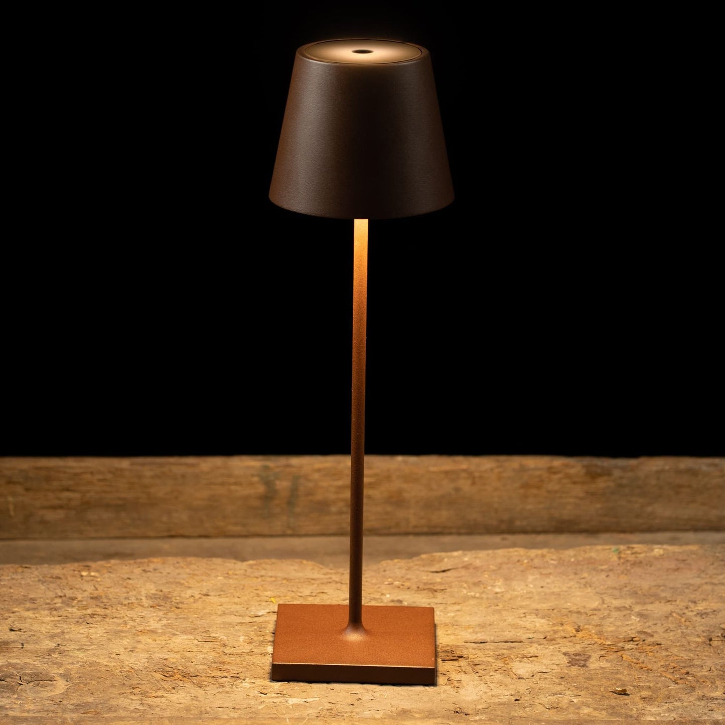 Kelù Chloé Choco Lampe de table LED sans fil rechargeable H38cm, variateur tactile 200 lumen, recharge sans fil, corps en aluminium marron, durée 9 heures, IP54