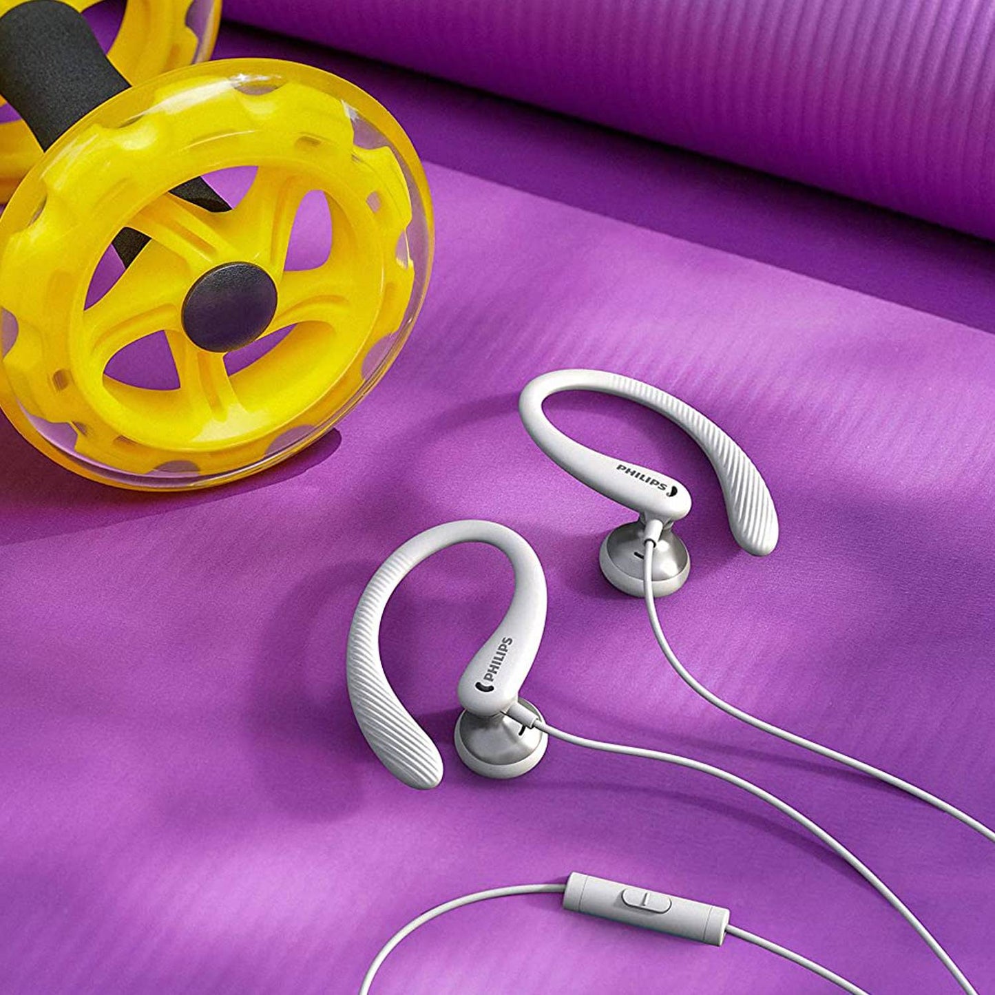 Philips Cuffie con filo per fitness e sport, auricolari con microfono, IPX2 resistenti a sudore e schizzi, supporti orecchio flessibili, comando con pulsante, bianco